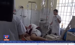 Xe khách mất lái đâm vào vách núi, hàng chục người thương vong