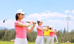 30 người đẹp Hoa hậu Việt Nam làm quen với môn thể thao quý tộc