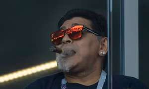 WORLD CUP 2018: Maradona phân biệt chủng tộc, hút xì gà trên khán đài bất chấp lệnh cấm 