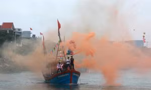 Ngư dân 'xông biển' lấy lộc đầu năm