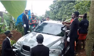 Dùng xe BMW X5 mới coóng làm quan tài chôn cất cha
