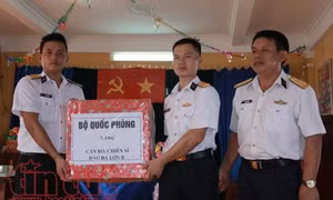 Bộ Tư lệnh Vùng 4 Hải quân chúc Tết quân dân huyện đảo Trường Sa