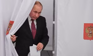 Chùm ảnh Tổng thống Nga Putin và các đối thủ đi bỏ phiếu 