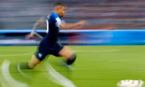 WORLD CUP 2018: Đối đầu với Mbappe, chỉ còn cách nhìn lên trời cầu nguyện