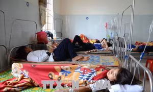  Ăn cơm chiều xong, 30 học sinh đau bụng, nôn ói phải nhập viện