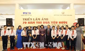 Phó Chủ tịch nước cắt băng Khai mạc Triển lãm ảnh '70 năm thi đua yêu nước'