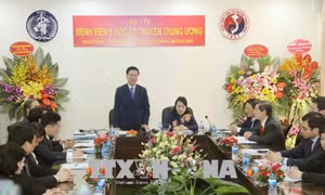 Đồng chí Võ Văn Thưởng chúc mừng các thầy thuốc Bệnh viện Y học cổ truyền Trung ương