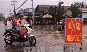 Sửa xe miễn phí cho người dân qua khu vực bị ngập nước
