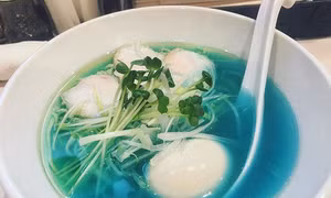 Thực khách đổ xô thưởng thức mì gà màu xanh nước biển