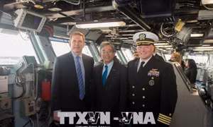 Đại sứ Việt Nam tại Mỹ Phạm Quang Vinh thăm Norfolk và tàu sân bay USS George H.W. Bush