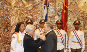 Tổng Bí thư Nguyễn Phú Trọng trao tặng Huân chương Sao vàng cho Chủ tịch Raul Castro Ruz