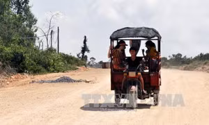 Lật xe túc túc trên đảo Quan Lạn, 9 du khách bị thương 
