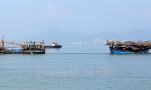 Cứu hộ tàu câu mực gặp nạn ở vùng biển Trường Sa 