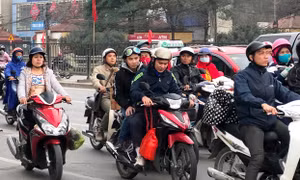 Chiều 6 Tết, cửa ngõ Thủ đô đông đúc nhưng không ùn tắc