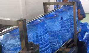 Hà Nội phạt 16 cơ sở sản xuất nước đóng bình, đóng chai