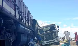 Vượt ẩu qua đường sắt, xe bồn bê tông bị tàu hàng đâm nát đầu
