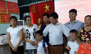 Xúc động lễ trao nhận hai trẻ bị trao nhầm tại Ba Vì