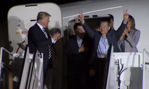 Video Tổng thống Trump vui mừng bắt tay 3 công dân Mỹ được Triều Tiên trả về nước