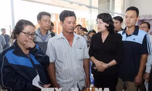 Phó Chủ tịch nước thăm hỏi, chia buồn với gia đình nạn nhân vụ cháy chung cư Carina Plaza