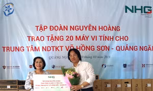 Trao 20 bộ máy vi tính cho trẻ em khuyết tật Quảng Ngãi