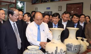 Thủ tướng Nguyễn Xuân Phúc: Tôn vinh và phát huy tài năng những 'bàn tay vàng' của nghề gốm Chu Đậu