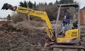 Bé 4 tuổi điều khiển máy xúc thành thạo