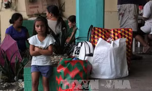 Philippines sơ tán người dân, đóng cửa trường học gần núi lửa Mayon