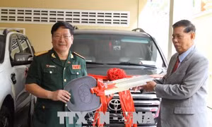Việt Nam trao tặng quà cho Mặt trận Đoàn kết và Phát triển Tổ quốc Campuchia