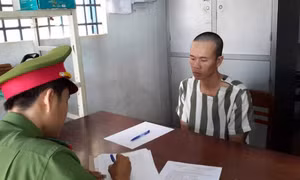 Mua can xăng 20 lít về để đốt vợ vì nghi ngoại tình