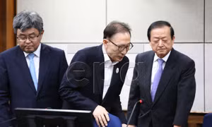 Cựu Tổng thống Hàn Quốc Lee Myung-bak ra hầu tòa