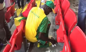 Ấn tượng World Cup 2018: CĐV Senegal và Nhật Bản ăn mừng chiến thắng bằng cách dọn vệ sinh sân vận động