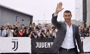 Bán áo đấu Ronaldo trong 24 giờ, Juventus thu về gần một nửa tiền chuyển nhượng