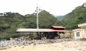 Lò đốt đã xây xong, rác thải vẫn nằm chờ
