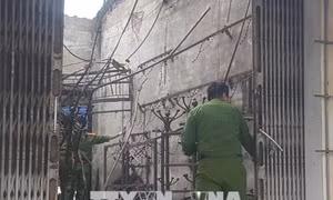 Cháy trong đêm, cửa hàng túi xách bị thiêu rụi