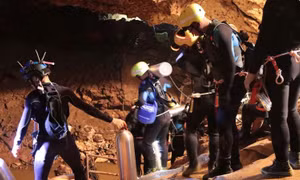 Thái Lan giải cứu những cầu thủ đầu tiên khỏi hang Tham Luang 