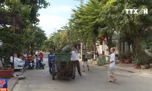 Cụ ông tái chế vật liệu bỏ đi thành sọt rác