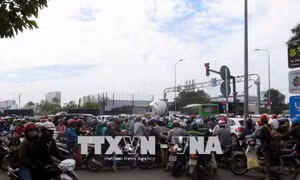 Xe chở bùn bị đổ, khu vực cầu Kênh Tẻ ùn tắc nghiêm trọng 