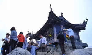 Mở cửa đầu Xuân, Quảng Ninh hút khách đến các điểm du lịch tâm linh