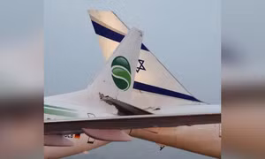 Va vào nhau trên đường băng, hai máy bay bị dính chặt đuôi