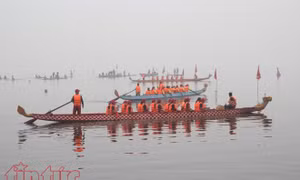 Hàng nghìn người cổ vũ đua thuyền rồng tại Hồ Tây