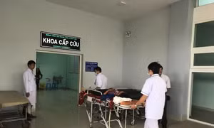 Tập trung cứu chữa người bị thương trong vụ xe khách lao xuống vực tại Kon Tum