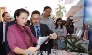 Chủ tịch Quốc hội Nguyễn Thị Kim Ngân thăm Hội Báo toàn quốc 2018 