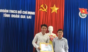 Khen thưởng đoàn viên trả lại gần 90 triệu đồng cho người đánh rơi