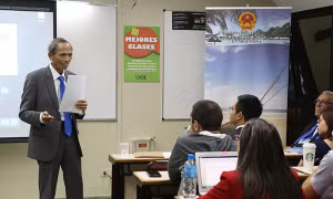Đại sứ Việt Nam nói chuyện với sinh viên Đại học Kinh doanh Argentina