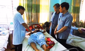  Xe tải tụt dốc, lật nghiêng làm 8 người thương vong 