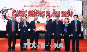Thủ tướng Nguyễn Xuân Phúc: Tiếp tục xây dựng các thiết chế công đoàn cho công nhân
