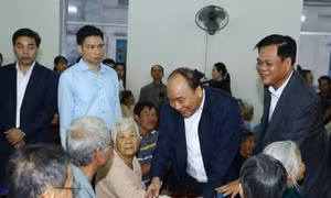 Thủ tướng thăm bà con bị thiệt hại do thiên tai tại Tuy Hòa, Phú Yên