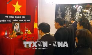 Thủ tướng Ahmed Ouyahia viếng nguyên Thủ tướng Phan Văn Khải tại Algeria