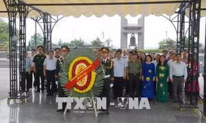 Dâng hương tưởng niệm tại Nghĩa trang Đường 9 và Nghĩa trang Trường Sơn 