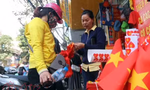 Phố Hàng Bông, Trịnh Hoài Đức ' nóng bỏng' màu cờ, màu áo cổ động U23 Việt Nam